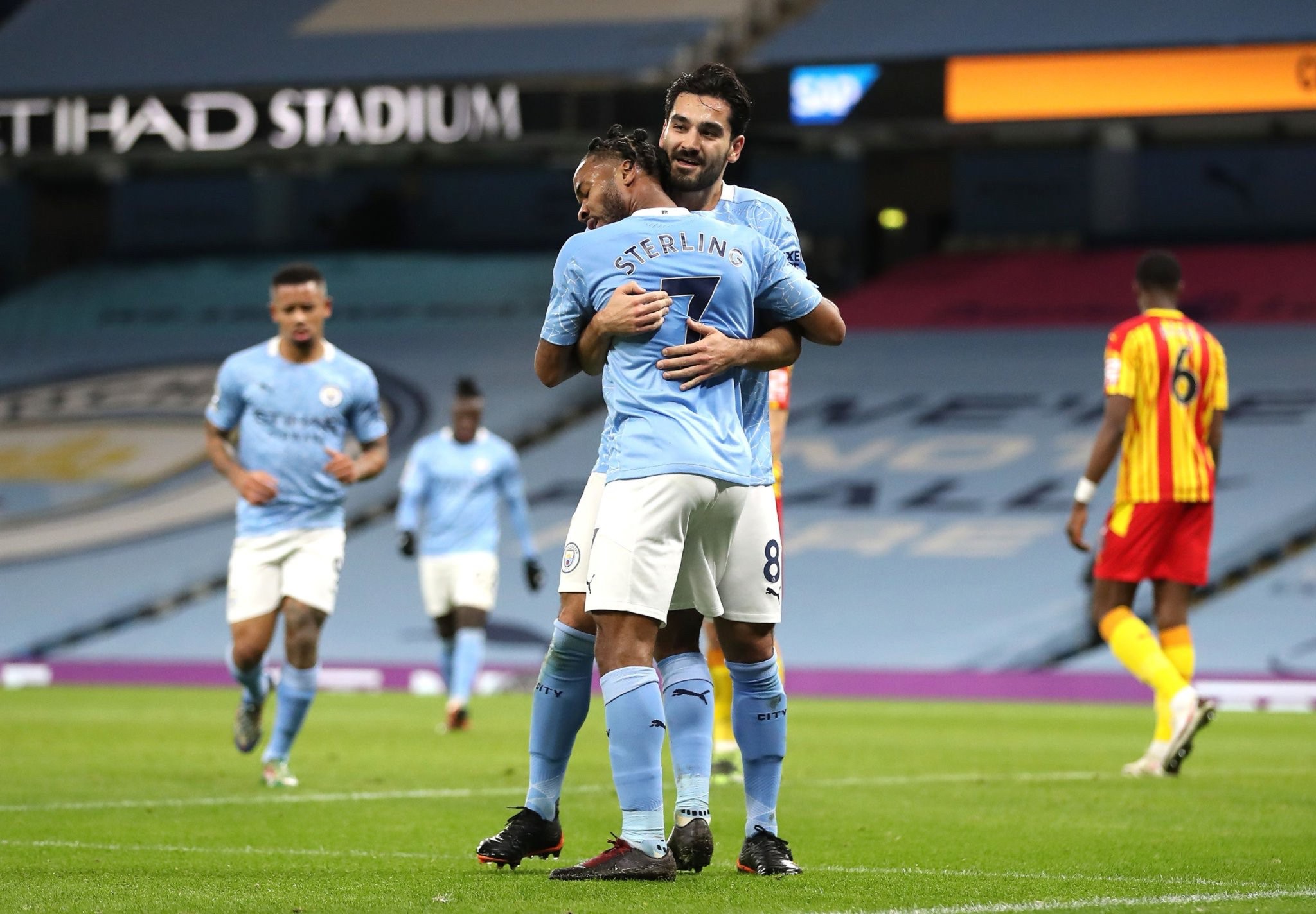 虽然挑战依 虽然挑战依